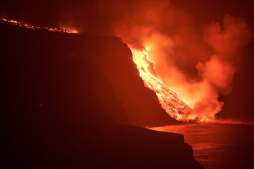 El Volcán de la palma abrió una nueva boca que expulsa un río de lava. 