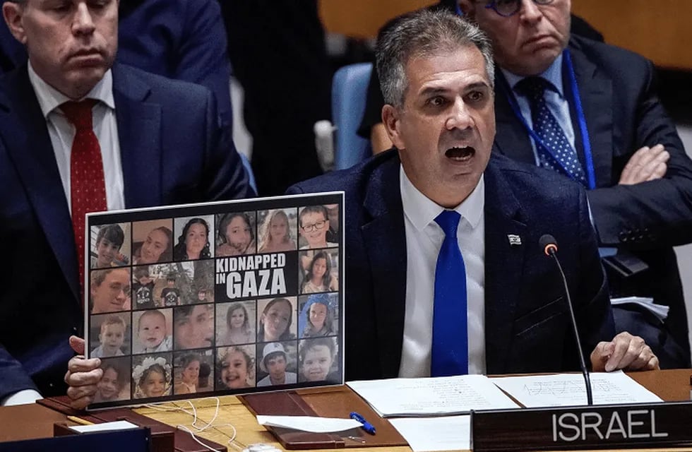 El ministro de Relaciones Exteriores de Israel, Eli Cohen, mostrando imágenes de los civiles secuestrados por Hamas ante el Consejo de Seguridad de la ONU mientras reclama al Secretario General, Antonio Guterres, por justificar a Hamas.