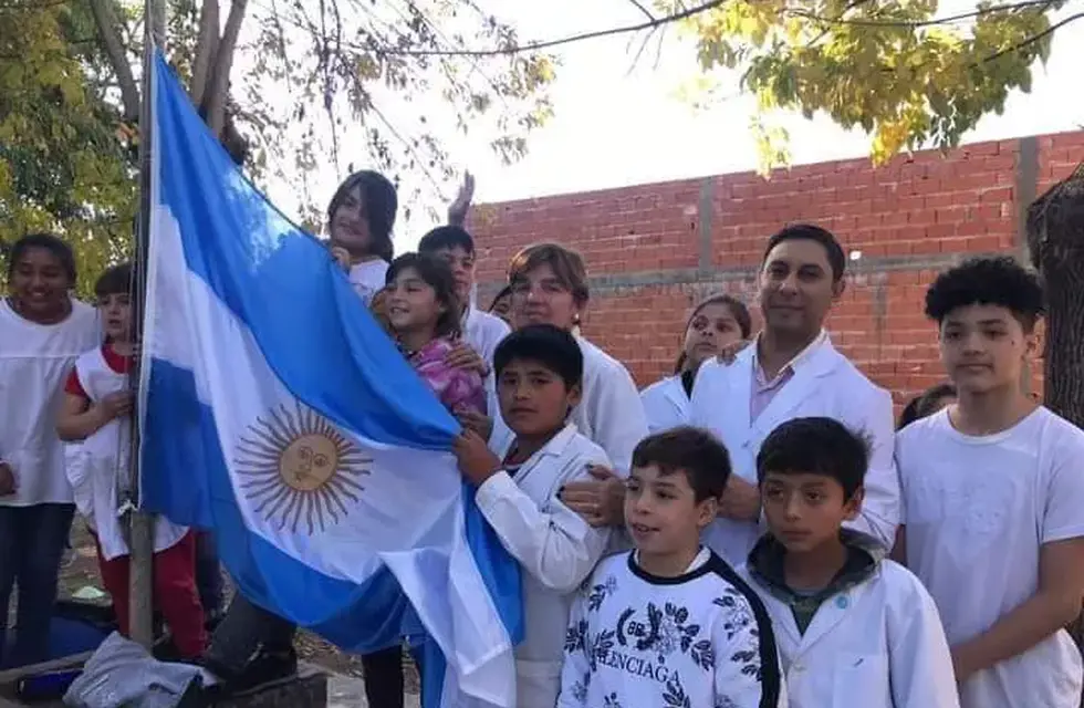 Nicolás gastó sus ahorros para comprar una bandera argentina para la escuela.