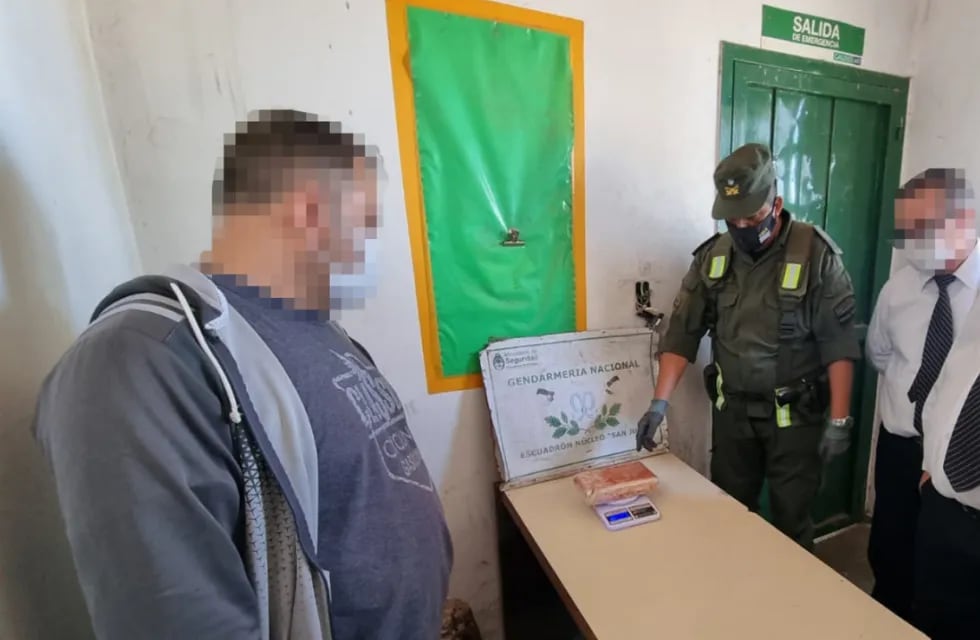 Viajaba en micro, escondió cocaína en el cesto de basura y lo descubrieron: quedó detenido. Foto: Gendarmería Nacional.