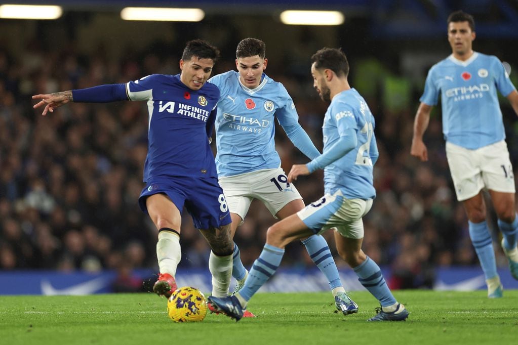 Enzo Fernández (Chelsea) le gana la posición al argentino Julián Álvarez(Manchester City) (AP)
