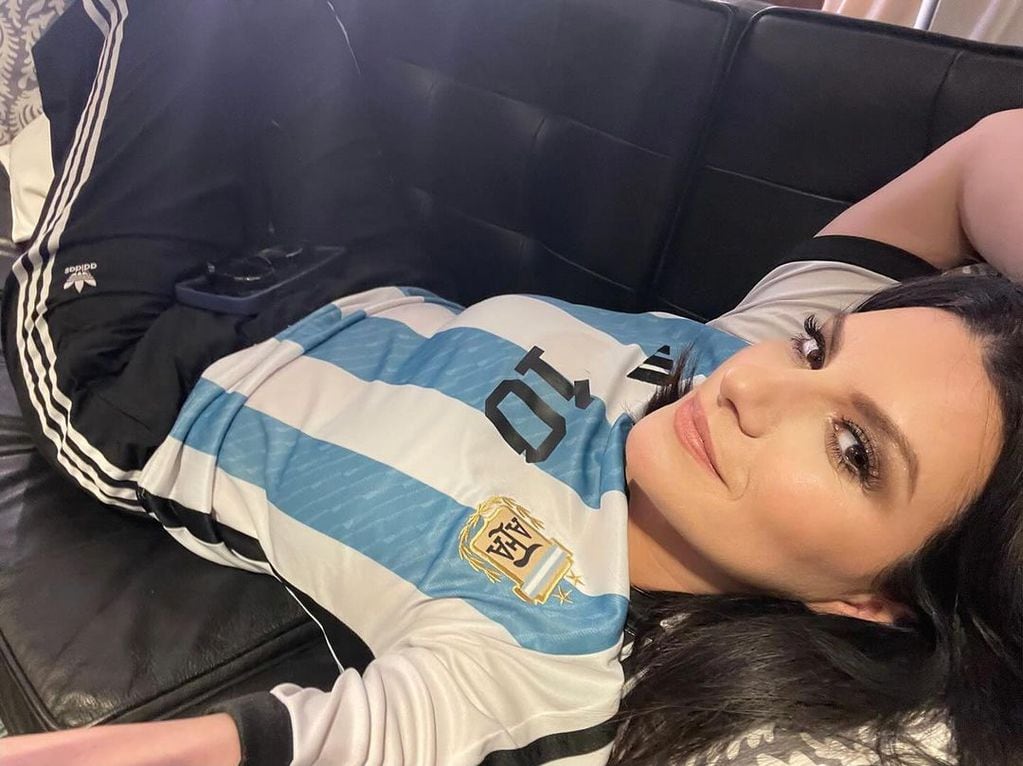 Laura Pausini recibió una camiseta de Argentina y elogió a Messi