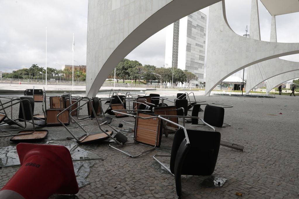 destrozos en el Palacio de Planalto luego de que manifestantes bolsonaristas se tomaran en la víspera la Plaza de los Tres Poderes para invadir los edificios gubernamentales, en Brasilia (Brasil). EFE