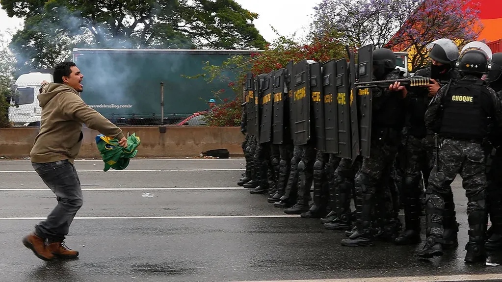 Caos en Brasil: la Policía intenta liberar más de 150 carreteras bloqueadas por simpatizantes de Bolsonaro. / Foto: Gentileza