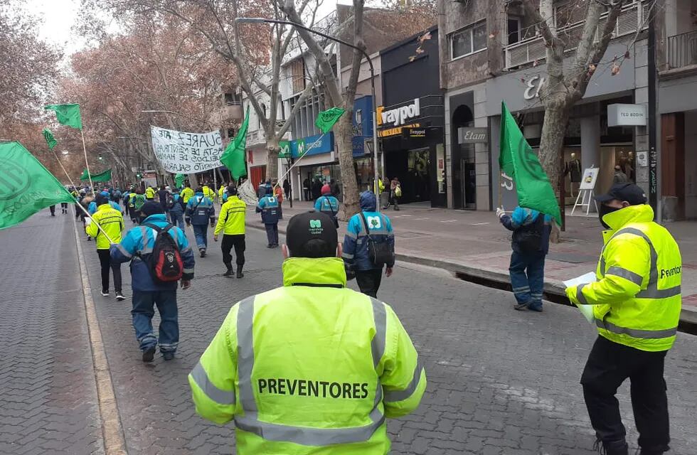 Protesta de empleados municipales sen el Centro de Mendoza. Claudio Gutiérrez / Los Andes