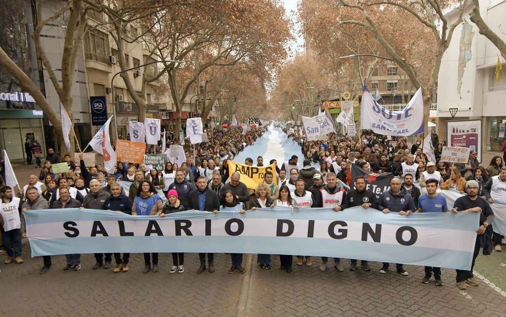 La protesta convocó a trabajadores de la salud, de la educación, bancarios y de la administración pública, por las calles céntricas, en reclamo de mejoras salariales.
Muchos sindicatos y gremios exigen mejoras en las paritarias
Foto: Orlando Pelichotti / Los Andes
