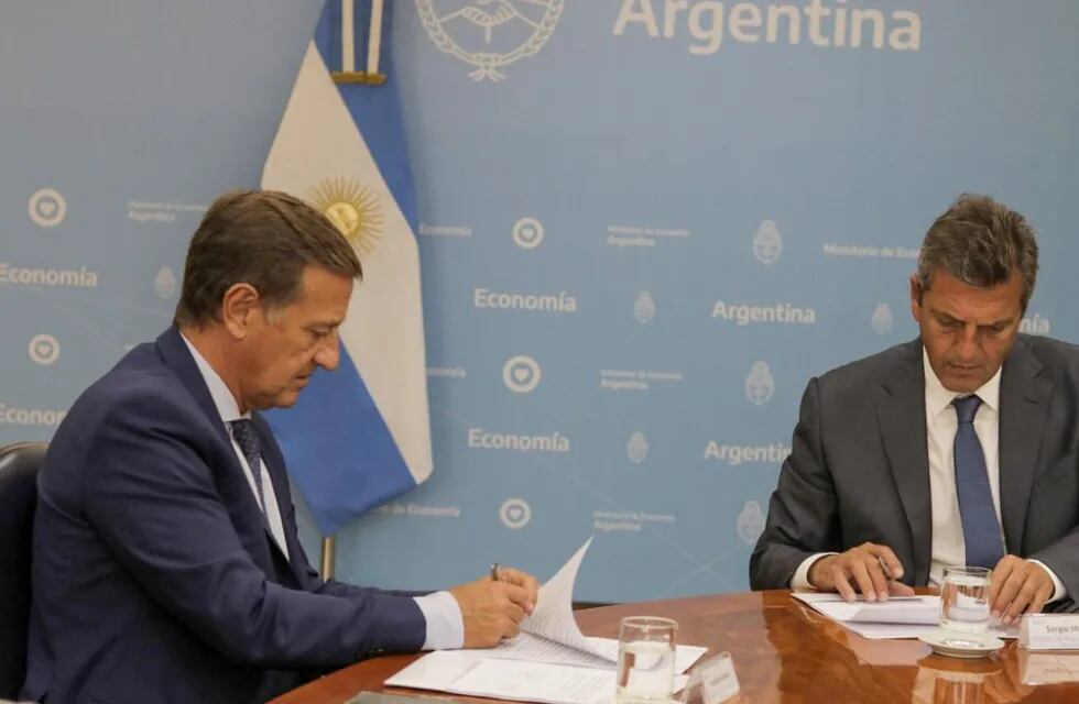 El gobernador Rodolfo Suárez y el ministro de Economía, Sergio Massa firmaron convenios para obras.