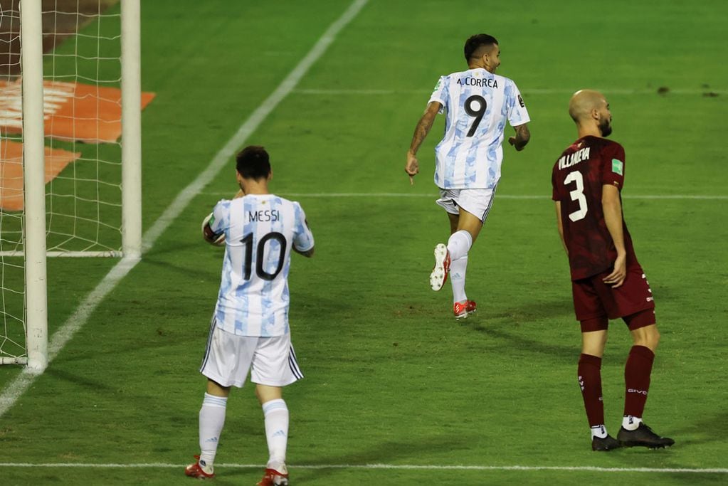 Messi ve cómo Ángel Correa festeja su gol, el tercero de Argentina ante Venezuela en Caracas. (AP)