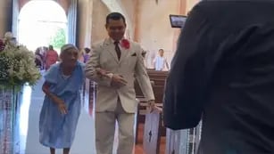 Caminó al altar de la mano de su abuela y conmovió a todos los invitados