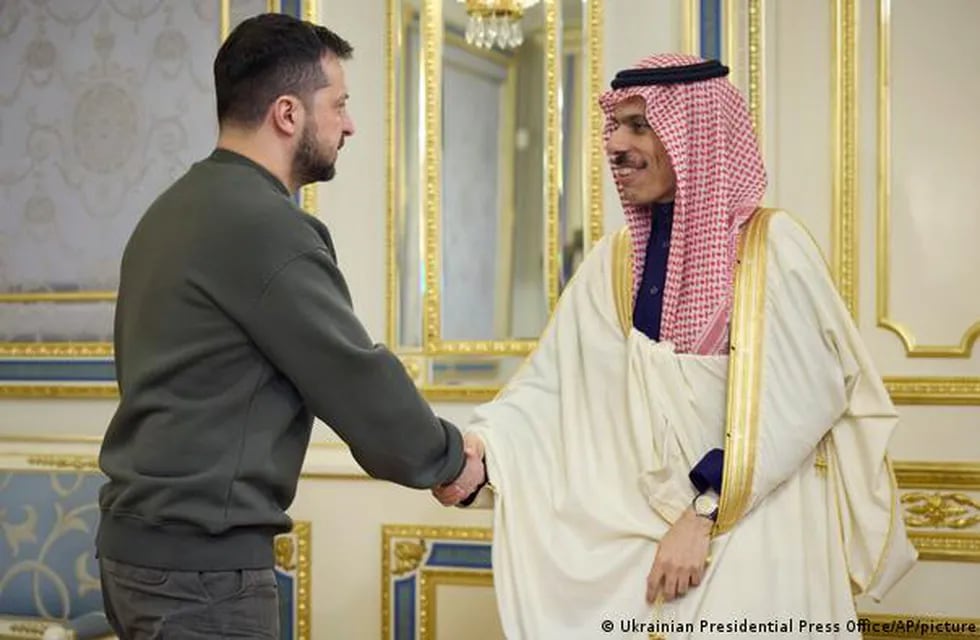 Volodimir Zelenski y Farhan bin Faisal, presidente de Ucrania y príncipe y ministro de exteriores de Arabia Saudita, respectivamente, en su encuentro en Kiev este domingo 26 de febrero de 2023.
