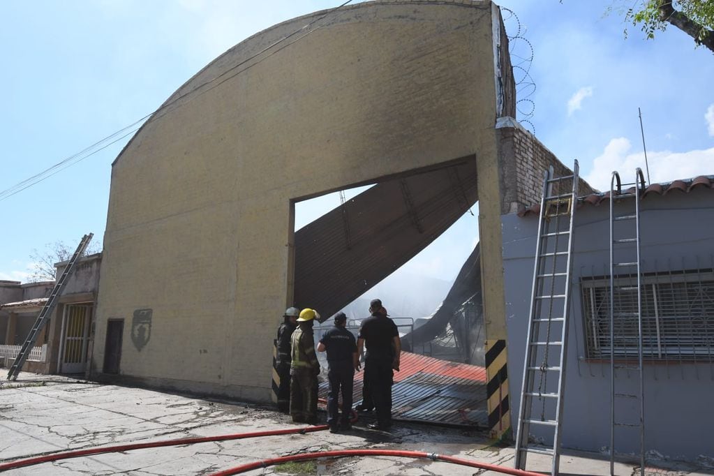 Varias dotaciones de bomberos trabajaron para apagar un incendio en un galpón de una fábrica en Rodeo de la Cruz, en Guaymallén.