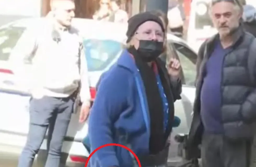 Una mujer con un cuchillo apareció en la puerta del edificio de Cristina Fernández. Crónica TV