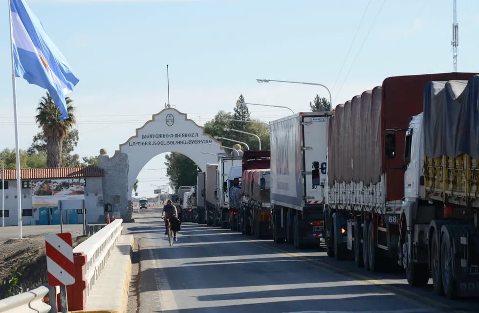 Se forman largas de filas de camiones para cruzar las fronteras interprovinciales.