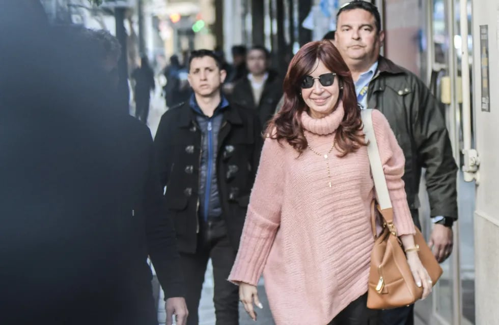 Cristina Fernández De Kirchner saliendo de su casa. Foto: Federico Lopez Claro