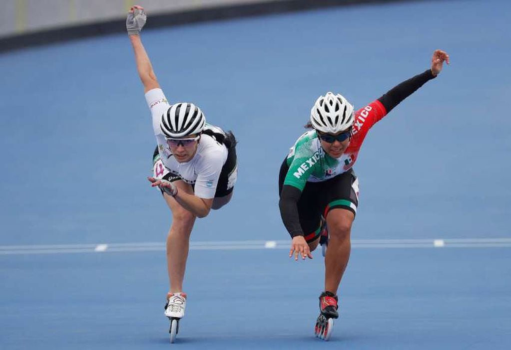 
Foto: AP | María Rodríguez de Argentina, izquierda, y Veronica Elias de México compiten en la semifinal de patinaje de velocidad femenino de 500m.
   