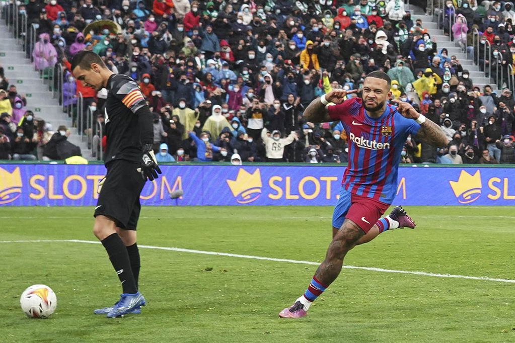 Memphis Depay celebra tras anotar de penal el segundo gol en la victoria 2-1 al Elche en la Liga española.