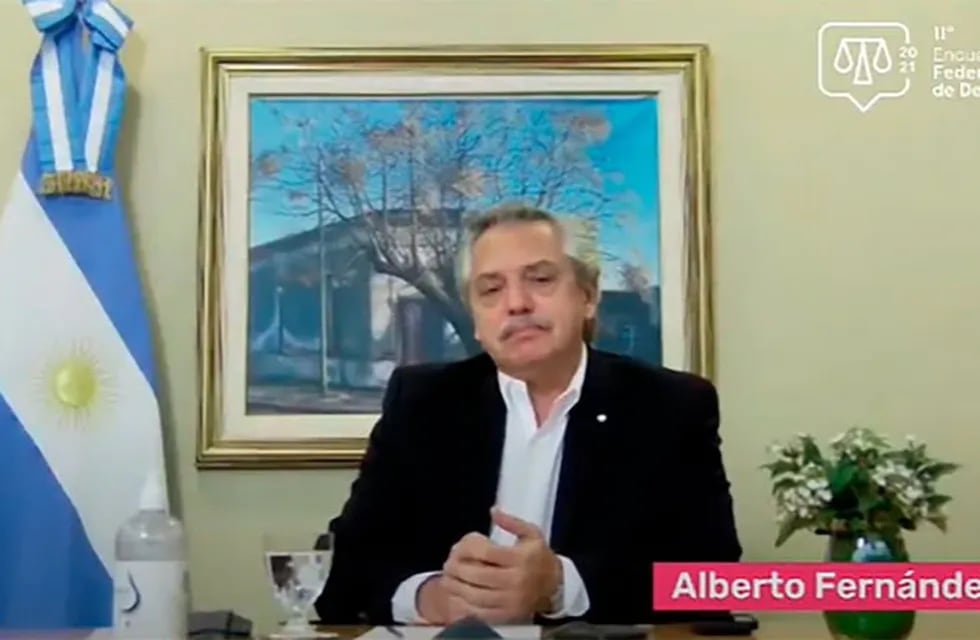 Alberto Fernández dio una conferencia virtual para estudiantes de derecho y cuestionó el tiempo de los jueces.
