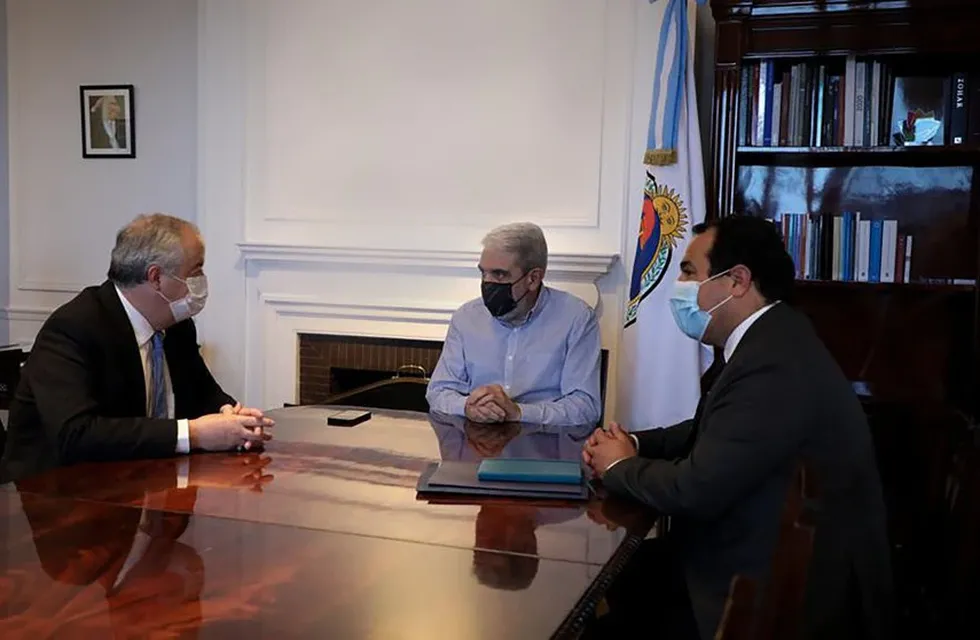 Anibal Fernández recibió en su despacho al embajador de Chile en la Argentina, Nicolás Monckeberg, y el viceministro del Interior y Seguridad Pública, Juan Francisco Galli. / Foto: Gentileza
