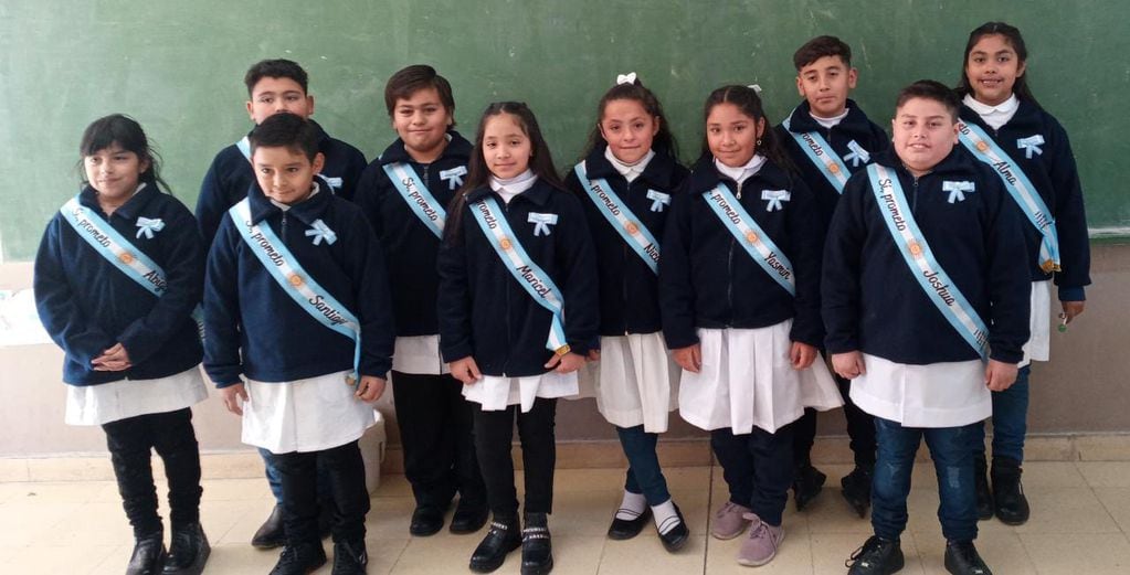 Alumnos de la escuela Benavidez, de San Martín, con el uniforme que les hizo Gladys.