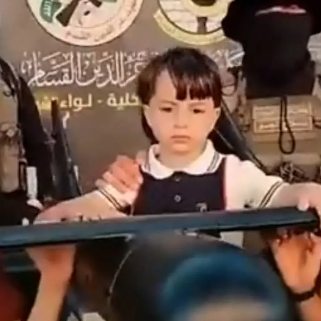 Captura de video de una grabación difundida por el grupo armado Hamas donde algunos niños posan junto a armas y bombas.