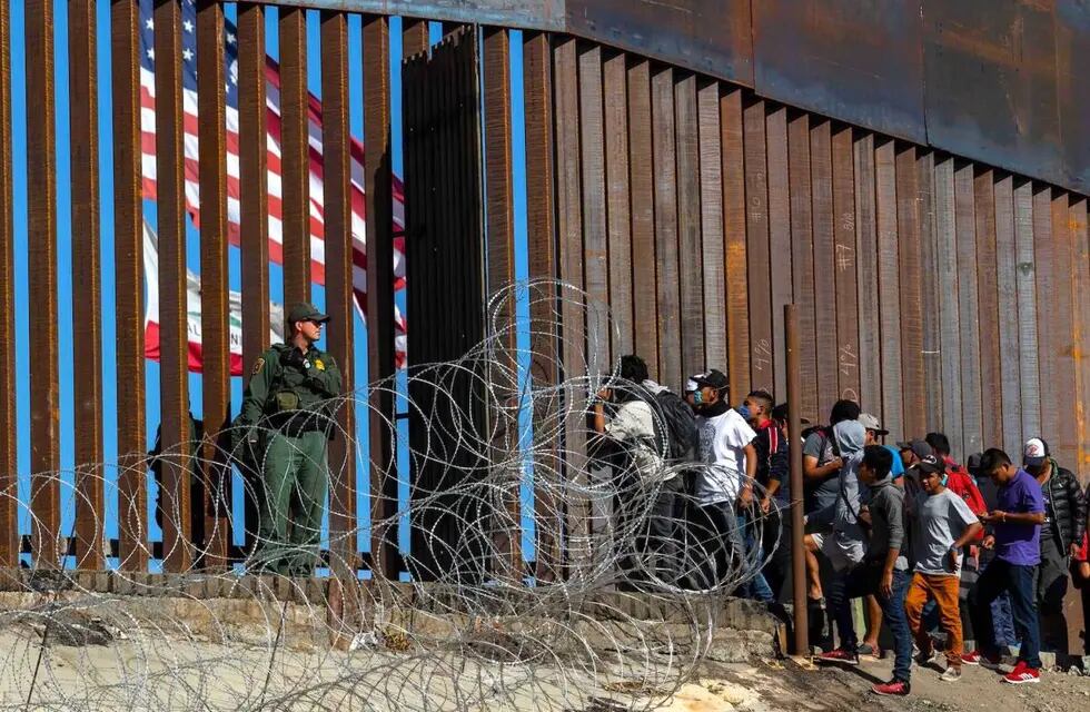 Migrantes mexicanos aguardan en la frontera con EE.UU.. Imagen de archivo.