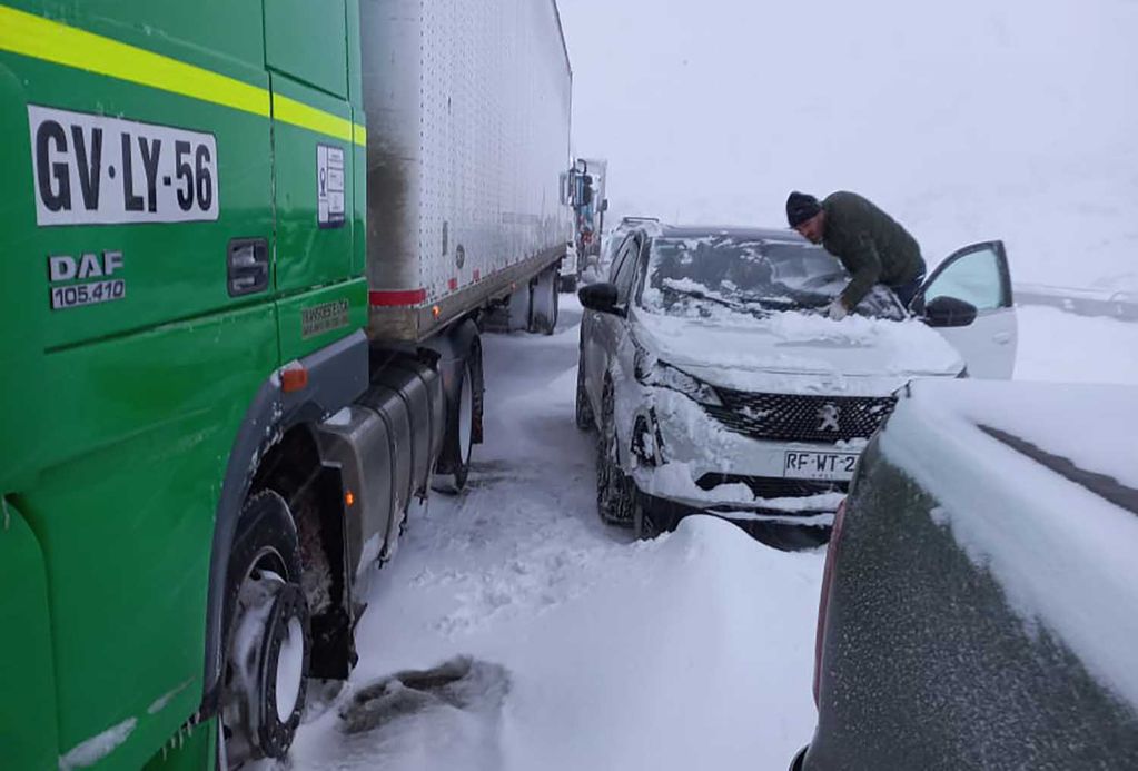Temporal en Alta Montaña: hay unas 400 personas y 300 vehículos varados en la ruta internacional por la nieve