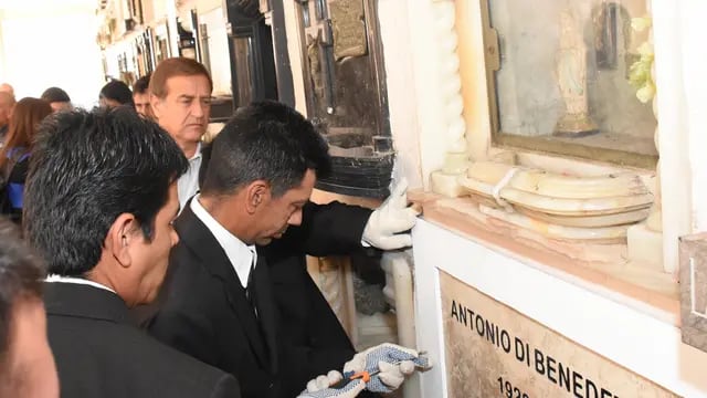 El féretro del autor de "Zama" fue trasladado del Panteón de los Periodistas hacia el de personalidades ilustres del cementerio de Capital