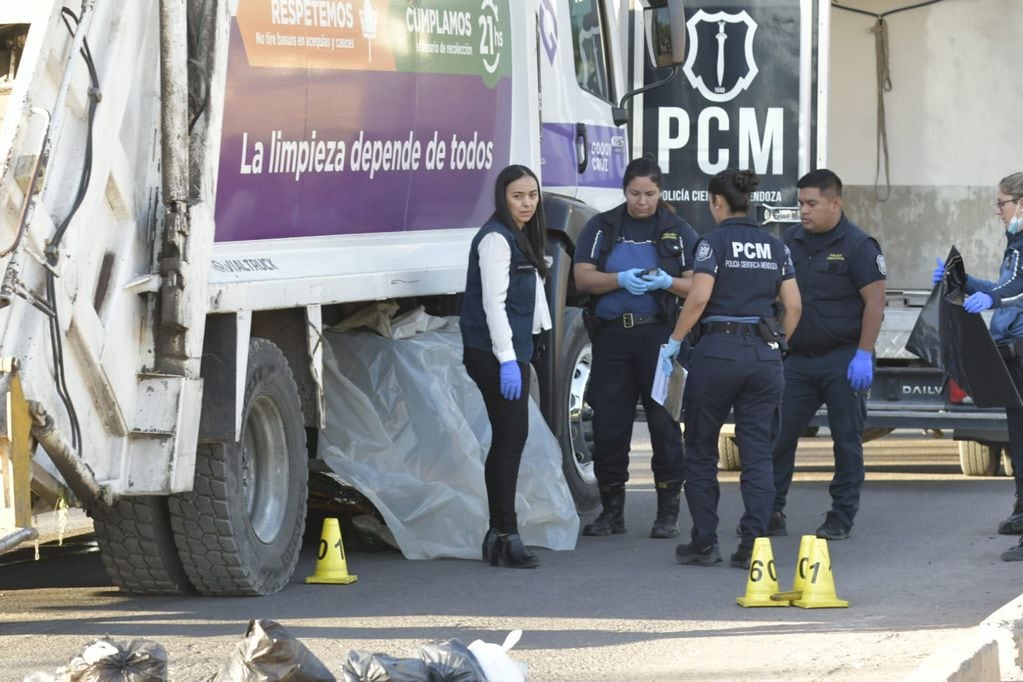 Ciclista de 23 años murió atropellado por un camión recolector de residuos en Godoy Cruz (Orlando Pelichotti / Los Andes)