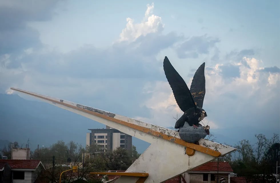 La escultura originlal fue gravemente dañada durante una tormenta de febrero.  Foto: Ignacio Blanco / Los Andes