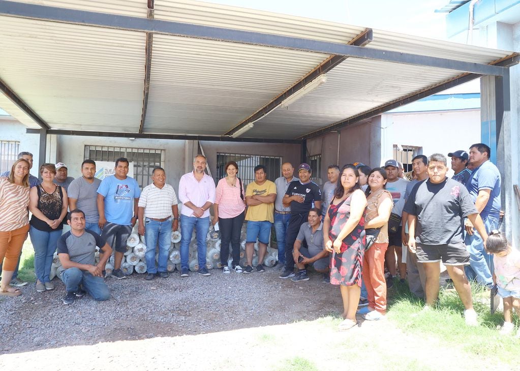 El intendente Matías Stevanato entregó materiales a productores  rurales de Maipú. Foto: Prensa Maipú