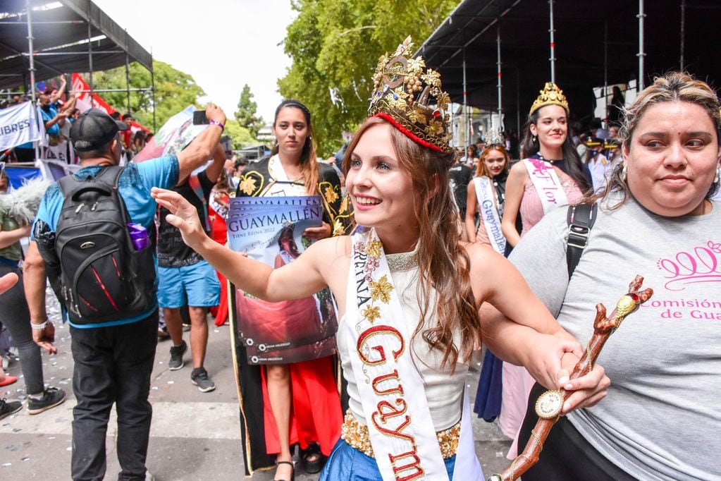 Julieta Lonigro la Reina "Blue" o "Paralela" pasa caminando en el desfile de las reinas. Foto: Mariana Villa /Los Andes