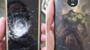 Historia viral: una bala impactó en su celular con funda de Hulk durante un robo y se salvó de milagro