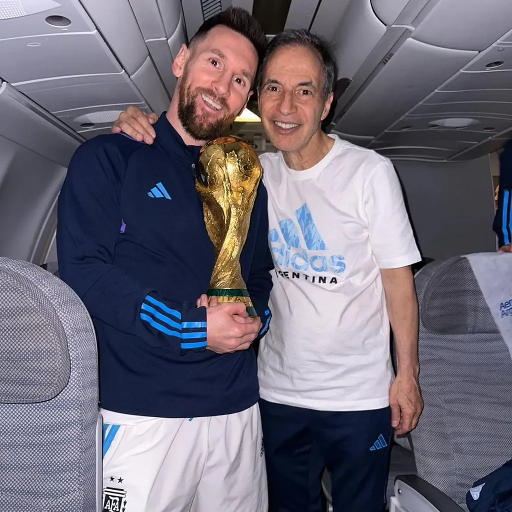 Lionel Messi con Mario De Stéfano, apodado Marito, histórico trabajador de AFA, quien se desempeña como el utilero de la Selección.