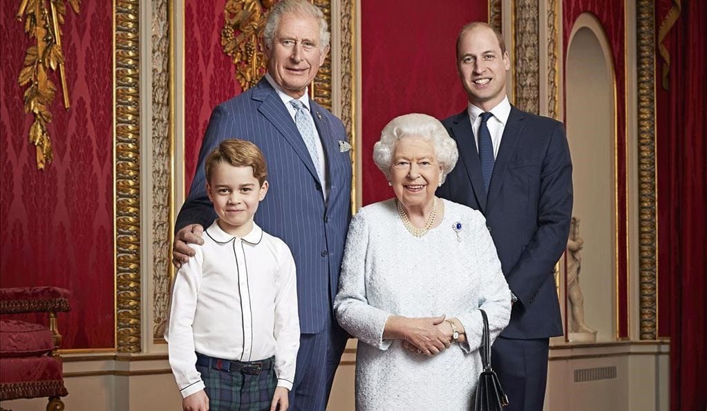 La reina Isabel y sus tres herederos, Carlos, Guillermo y Jorge