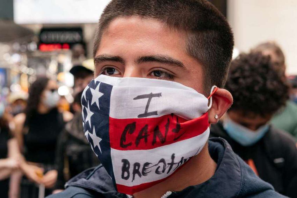 
AFP | Un joven usa una máscara que dice "No puedo respirar" durante una manifestación en Times Square denunciando el racismo en la policía.
   