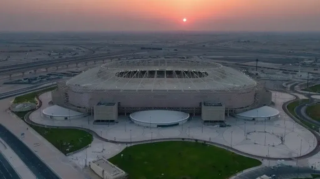 Al oeste del estadio Ahmad Bin Ali se puede apreciar el desierto de Al Rayyan