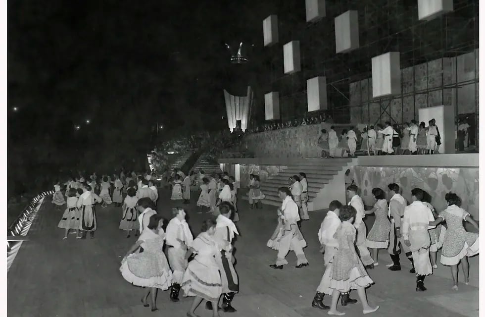 El 9 de marzo del 1963 se realizó por primera vez el acto central de la Fiesta Nacional de la Vendimia en el Teatro Griego Frank Romero Day. Se llamó Vendimia inolvidable. Foto: Archivo General de la Provincia de Mendoza.