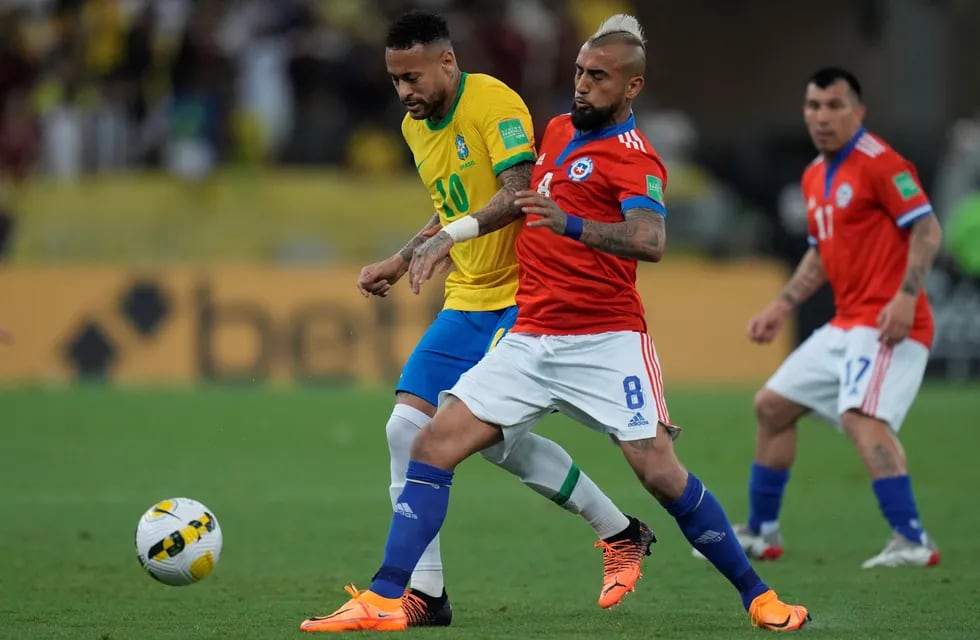 Brasil, clasificado a Qatar, se mide de local con un Chile que busca el pasaje al Mundial. (AP)