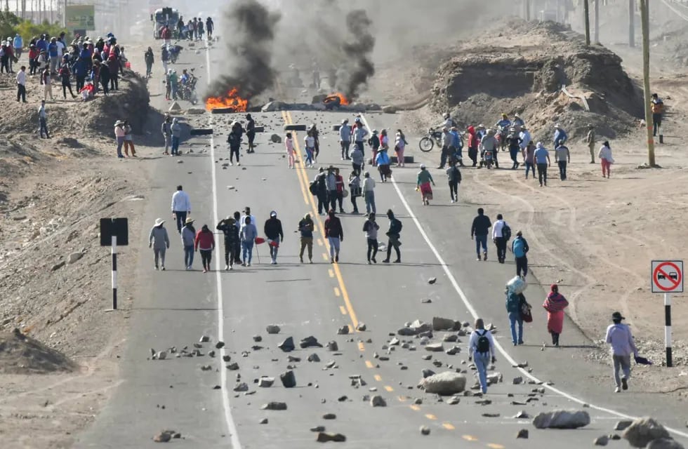 Policías enfrentan a manifestantes y patrullan la carretera Panamericana en el distrito de La Joya, provincia de Arequipa.