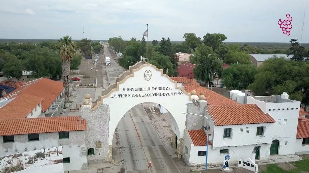 Una postal. El Arco Desaguadero, al límite de San Luis, está ubicado sobre la ruta 7, que conecta Mendoza, con las provincias vecinas: Córdoba, Santa Fe y Buenos Aires. Foto: Gentileza