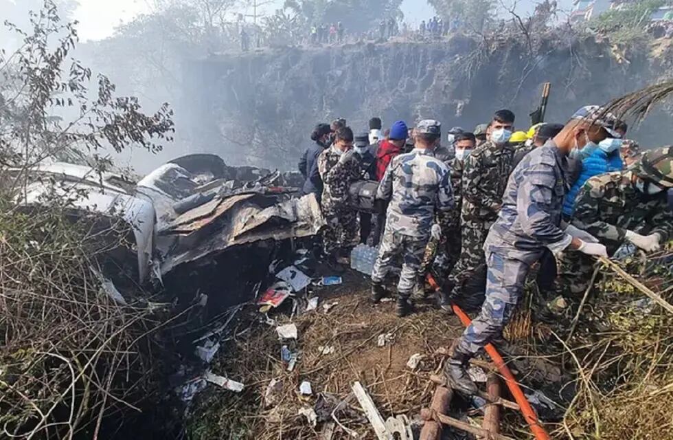 Un avión se estrelló en Nepal: más de 60 muertos (EFE)