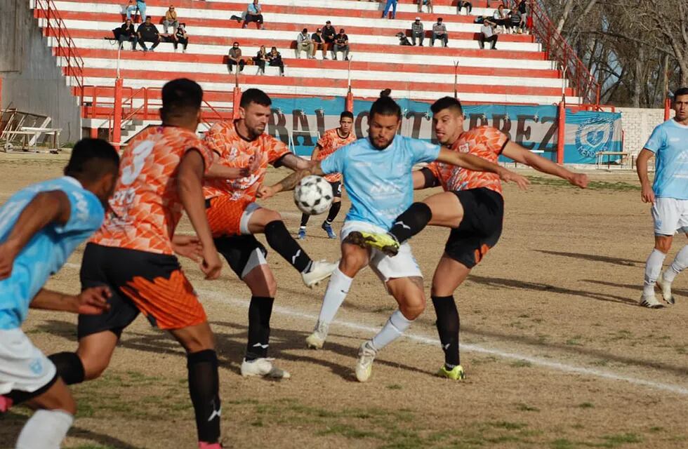 Una batalla. Lautaro Suraci, goleador de Gutiérrez, rodeado por tres jugadores de Rivadavia. El Celeste no pudo en el Comunal.