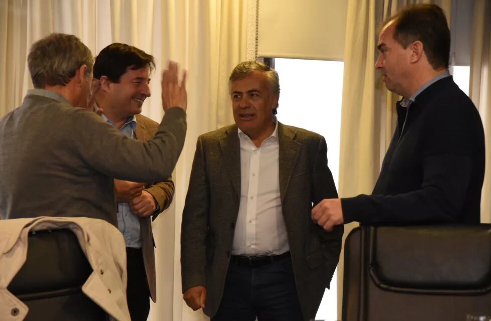 El senador nacional Alfredo Cornejo junto a representantes de la Cámara de Industriales Metalúrgicos y de Componentes de Córdoba.