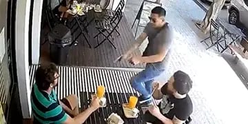 Video: A plena luz del día, un motochorro le apuntó en la cabeza para robarle la mochila