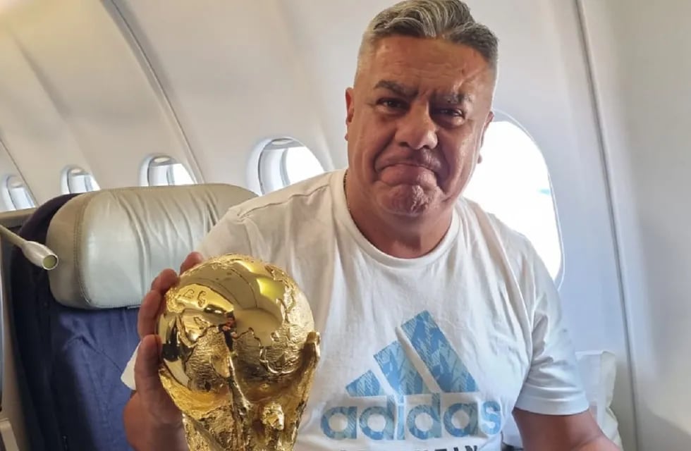 Claudio "Chiqui" Tapia y la Copa del Mundo, rumbo a Argentina. Foto: Twitter