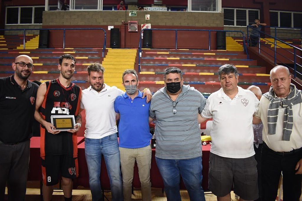 Rodrigo Lavezzari recibe el premio MVP de la serie final en manos de los directivos de la Muni de Las Heras y la FBPM / Gentileza: FBPM.