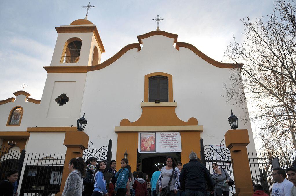 Impactante Parroquia Nuestra Señora de la Candelaria, en el departamento Maipú. Foto: Orlando Pelichotti