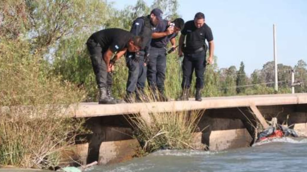 Buscan a dos jóvenes desaparecidos que fueron arrastrados por el Río Mendoza mientras se bañaban el domingo. Foto: Gentileza.