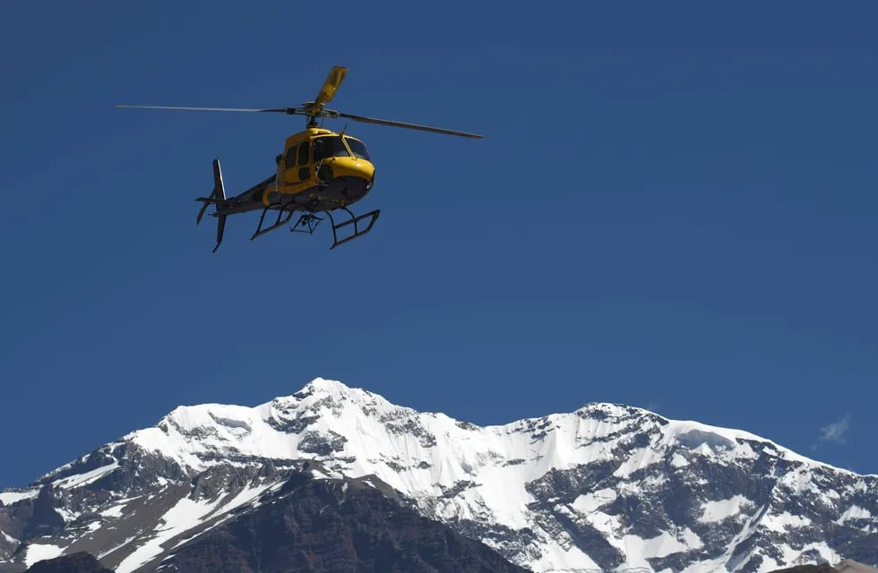 Parque Nacional Aconcagua 
Helicóptero de rescate volando de regreso desde plaza de Mulas.