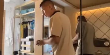 Video: dejó encendida la cámara de su notebook y gravó al empleado de limpieza revolviendo sus cosas